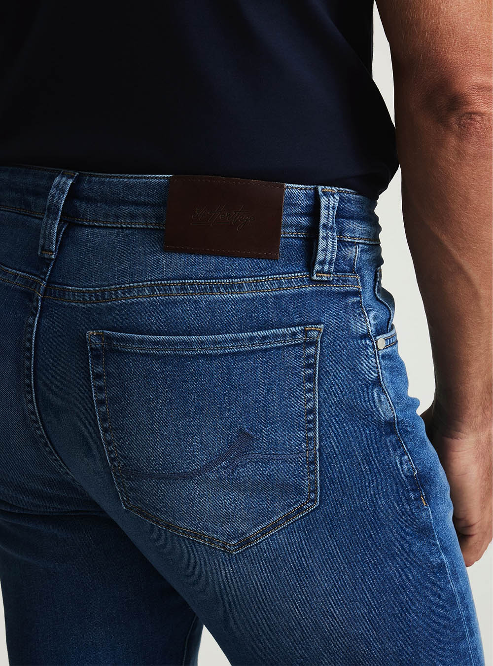 34 Heritage Courage Straight Leg Jeans - Mid Brushed Aerodenim