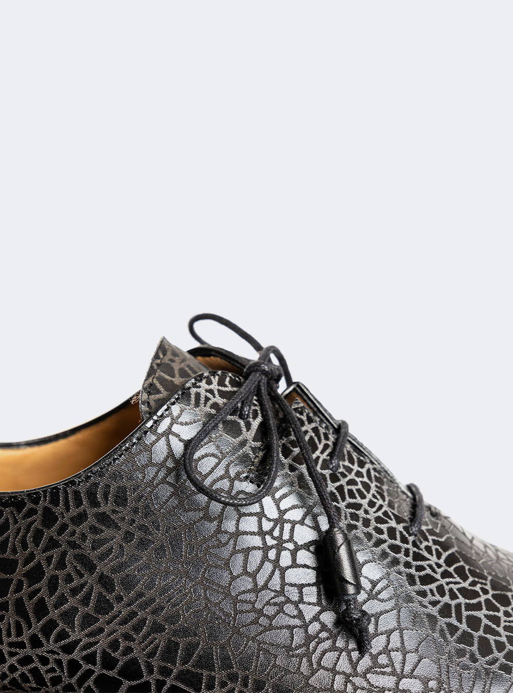 Mezlan 21309 Cap Toe Asymmetric Embossed Calf Oxford - Black